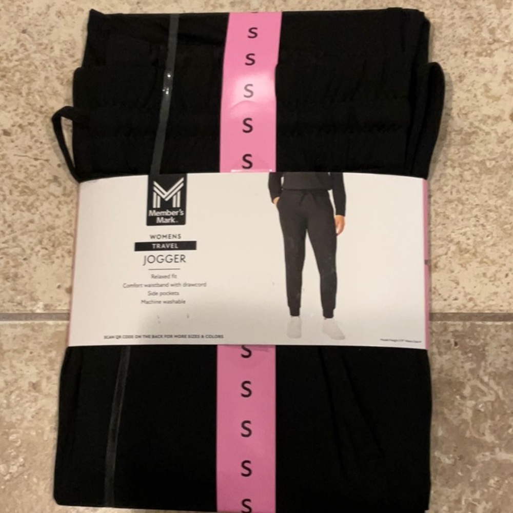 New Member’s Mark Black Joggers, Size Small.